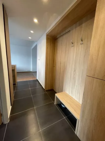 Na prenájom: Priestranný a slnečný 3-izbový byt v obľúbenej lokalite blízko centra mesta