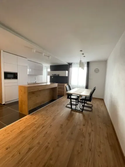 Na prenájom: Priestranný a slnečný 3-izbový byt v obľúbenej lokalite blízko centra mesta